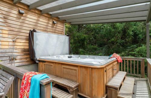 Arch Cape House | The Castle Rock Estate by AvantStay Steps From Arch Cape beach w Hot Tub Sauna