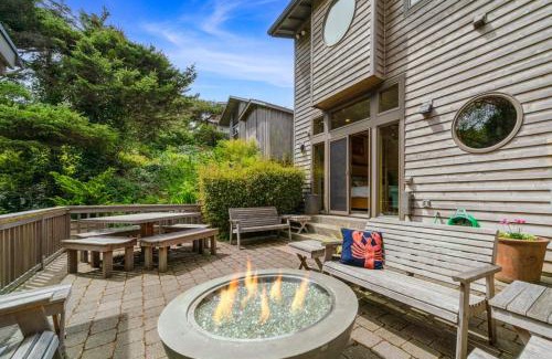 Arch Cape House | The Castle Rock Estate by AvantStay Steps From Arch Cape beach w Hot Tub Sauna