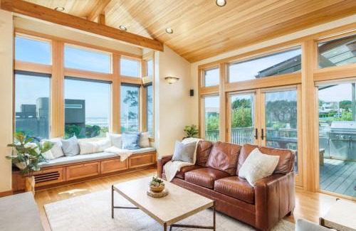 Arch Cape House | The Castle Rock Estate by AvantStay Steps From Arch Cape beach w Hot Tub Sauna