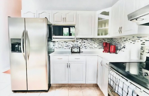 Southeast Edmonton House | The Castle Stay - Enormous backyard, Pool table, jetted tub.