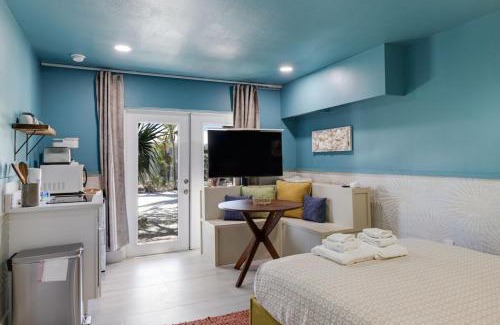 Sanibel Apartment | The Catalina - Upgraded Suite at Palmview Inn of Sanibel with Bikes