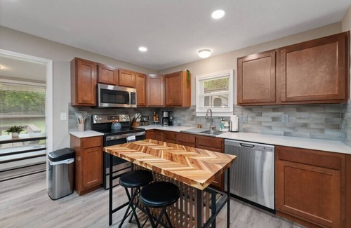 Liberty House | The Cedar Retreat 2BR 1BTH Free Parking Fast Wi-Fi