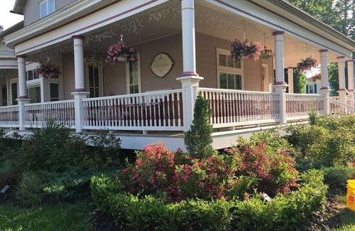 Manistee Bed & Breakfast | The Chandelier Bed & Breakfast "Rose Room"