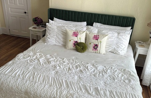 Hendersonville Bed & Breakfast | The Charleston Inn