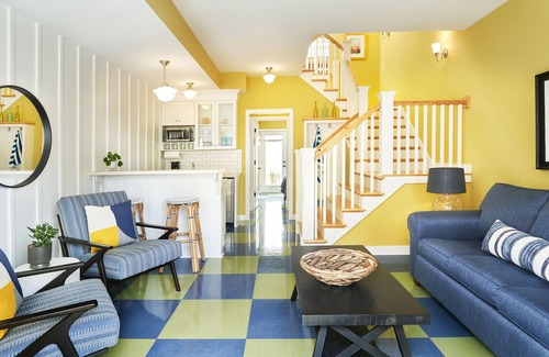 Holland House | "The Charleston" Luxury Townhome, Pool, Hot Tub, Golf Membership, Near Lake and Beaches