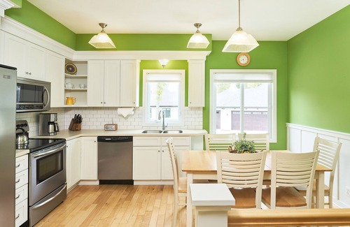 Holland House | "The Charleston" Luxury Townhome, Pool, Hot Tub, Golf Membership, Near Lake and Beaches