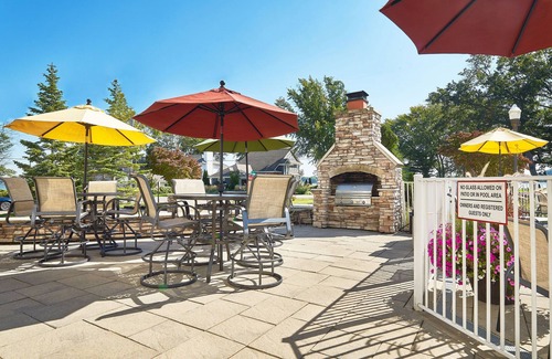 Holland House | "The Charleston" Luxury Townhome, Pool, Hot Tub, Golf Membership, Near Lake and Beaches