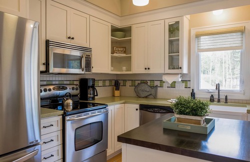Holland House | "The Chesapeake" Luxury Townhome, Pool, Hot Tub, Golf Membership, Near Lake and Beaches