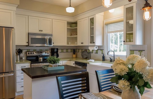 Holland House | "The Chesapeake" Luxury Townhome, Pool, Hot Tub, Golf Membership, Near Lake and Beaches