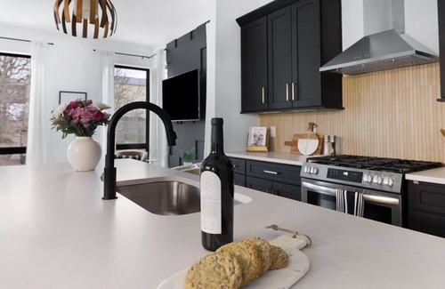 Eighth Avenue House | The Chorus- Rooftop Lounge + 1.5 miles to Broadway!