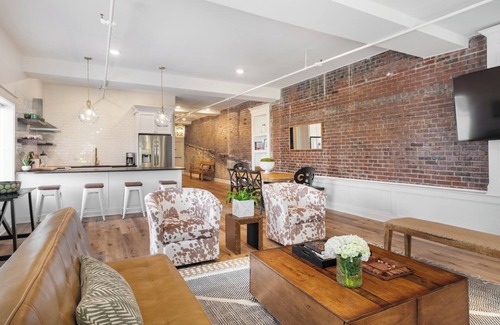 West Main Historic District Apartment | The Churchill@The 713! Large stylish suite on the Bourbon Trail, sleeps 12!