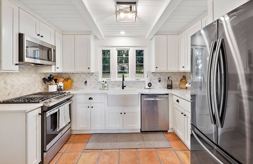 Mount Dora House | “The Clara” 4min drive to DT Mt Dora! Fenced in home on huge lot!