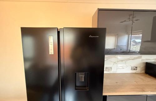 Northampton House | The Clare Court 6BR Luxury Retreat - Sleeps 14 - Free Parking and Complimentary Access to Billing Aquadrome Holiday Village for Swimming - 2 nights minimum