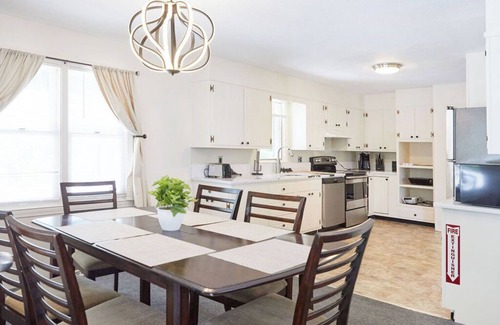 New London House | THE CLASSIC OCEAN BEACH HOUSE: 6 QUEEN 1 SOFA BED