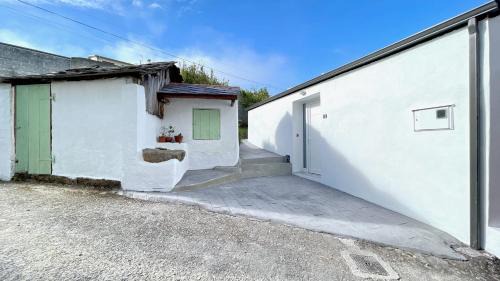 Porto do Barqueiro House | The Cliffs - La Maison du Puits