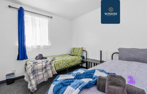 Dundee Apartment | THE CLIPPIE - INVOICE and REDUCED PRICE only via SUNRISE SHORT LETS DUNDEE, 3 Rooms, 4 Beds, Recently Renovated, Free WiFi, Free Street Parking, Ground Floor, Fully Equipped, Short and Long Stay Rates