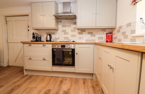 South Cerney Cottage | THE CLOCK TOWER, family friendly in South Cerney, Cotswolds