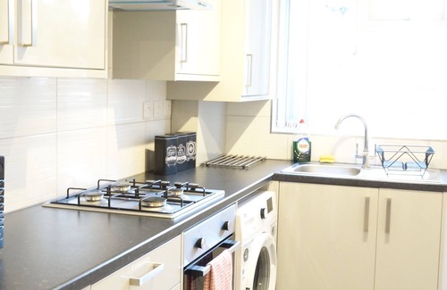 Harlington House | The Close Airport