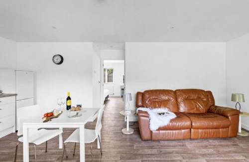 Somerton Ski Chalet | The Clover Lodge, Red Lake Farm Nr Glastonbury
