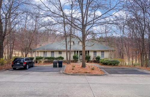 Chapel Hill Apartment | The Clubhouse Hideaway - The Greenview Den