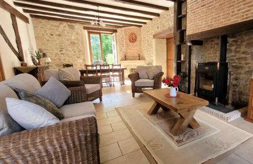 Saint-Mathieu House | The Coach House-3 Bed-2 Bath-Garden-PetsOK-FreeP