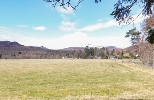 Newtonmore Apartment | THE COACH HOUSE, family friendly, with a garden in Newtonmore