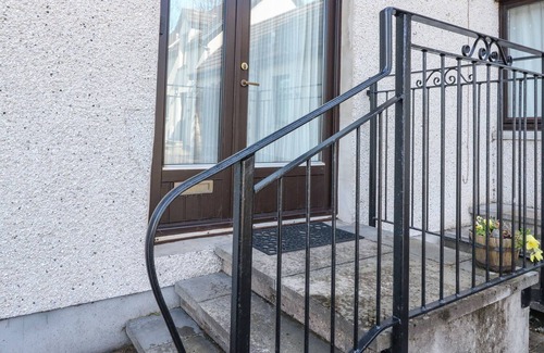 Newtonmore Apartment | THE COACH HOUSE, family friendly, with a garden in Newtonmore