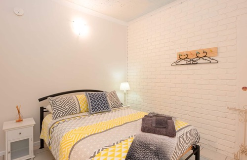 Portarlington Apartment | The Coastal Studio - Stone's throw from the beach with a swimming pool.