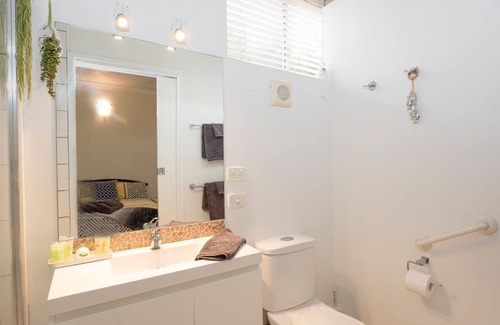 Portarlington Apartment | The Coastal Studio - Stone's throw from the beach with a swimming pool.