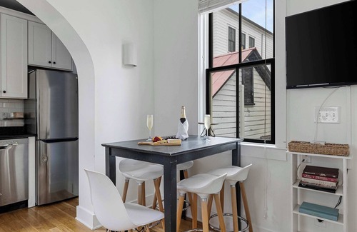 Cannonborough Elliotborough House | The Cobalt | 3bd Steps from King St!