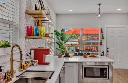 Downtown San Antonio House | The Coco House/Lone Star Dist/Jacuzzi/Golf Cart