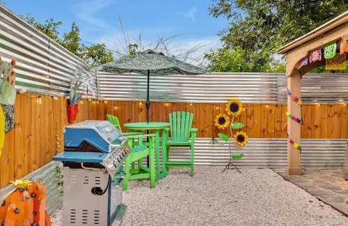 Downtown San Antonio House | The Coco House/Lone Star Dist/Jacuzzi/Golf Cart