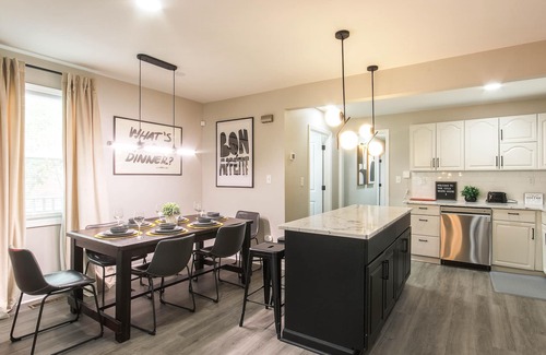 Columbia House | The Cola White House: Sleeps 16 + 4 BDRM w/Smart TV's + Theater + 7 mins to DT