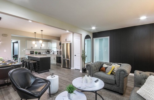 Columbia House | The Cola White House: Sleeps 16 + 4 BDRM w/Smart TV's + Theater + 7 mins to DT
