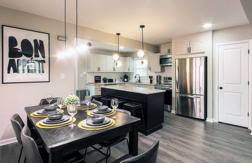 Columbia House | The Cola White House: Sleeps 16 + 4 BDRM w/Smart TV's + Theater + 7 mins to DT