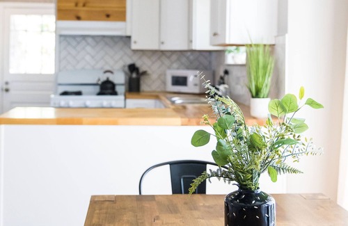Greensboro House | The Coliseum Cottage. 1 King/2 Queen Beds. Close to coliseum and colleges.