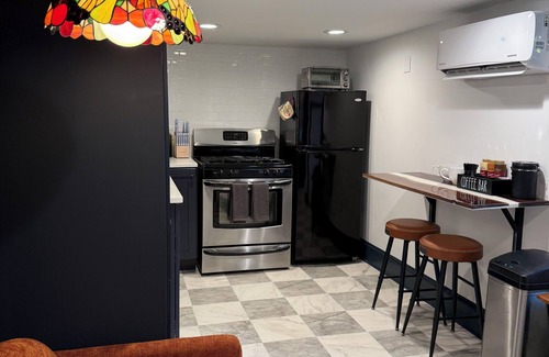 Rosemont Cottage | The Colonial Cottage of Alexandria: 1 bedroom, full kitchen, amazing AC & WiFi