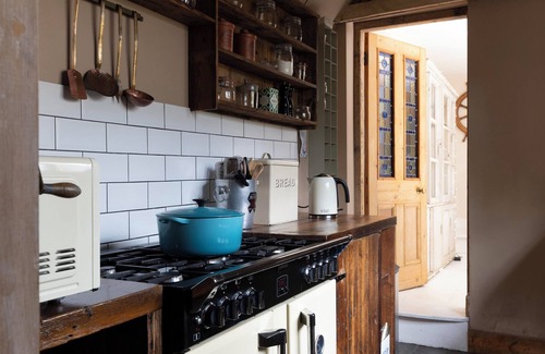 Whitstable Cottage | The Cook's Cottage: a coastal oasis w/outdoor kitchen, garden & cinema nr beach