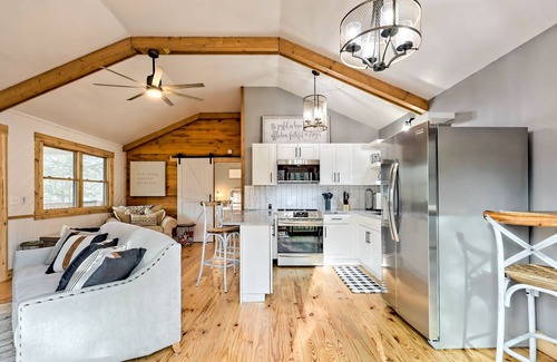 Blairsville Cabin | The Coop | Woodland cabin in Blairsville with wraparound porch & fireplace