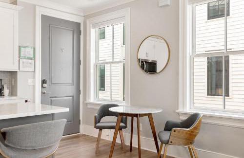Cannonborough Elliotborough Apartment | The Cooper Suite at 122 Spring
