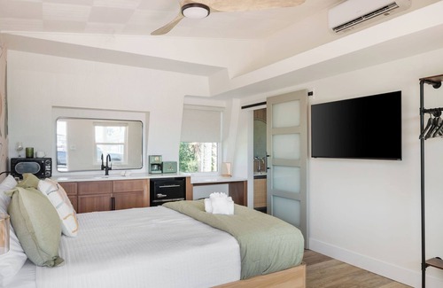 Vilano Beach Hotel | The Coquina Queen Studio -5 min walk to beach!