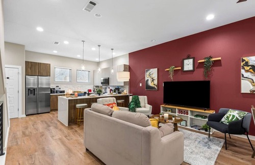 Fort Worth House | The Coral 2BD TH: 7ST Walkable, Elegant & Comfy!
