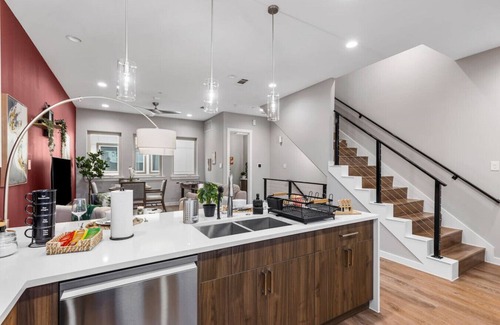 Fort Worth House | The Coral 2BD TH: 7ST Walkable, Elegant & Comfy!