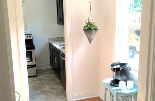 Green Hills House | The Cordelia - Cozy Cottage in 12 South