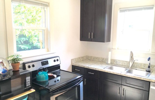 Green Hills House | The Cordelia - Cozy Cottage in 12 South