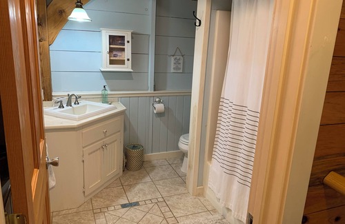 Drewsville Cottage | The Cortland Cottage-Cozy Post & Beam cottage w/hot tub in historic Walpole, NH