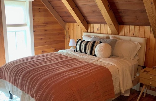 Drewsville Cottage | The Cortland Cottage-Cozy Post & Beam cottage w/hot tub in historic Walpole, NH