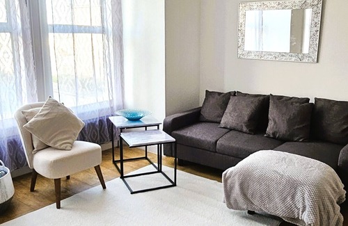 Slough Apartment | The Cosy condo sleeps 6 parking.