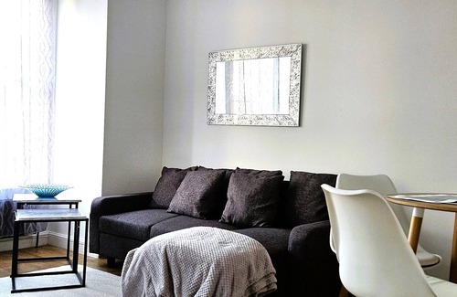 Slough Apartment | The Cosy condo sleeps 6 parking.