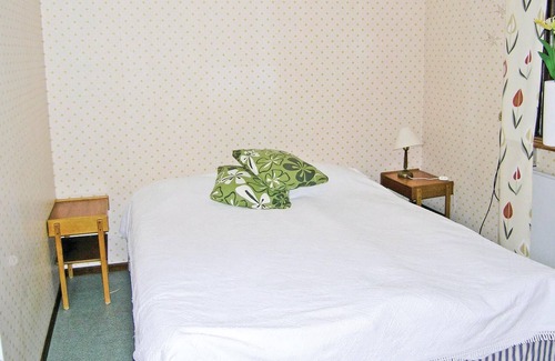 Lockna House | The cottage has a large garden and a glazed balcony with an open fireplace.